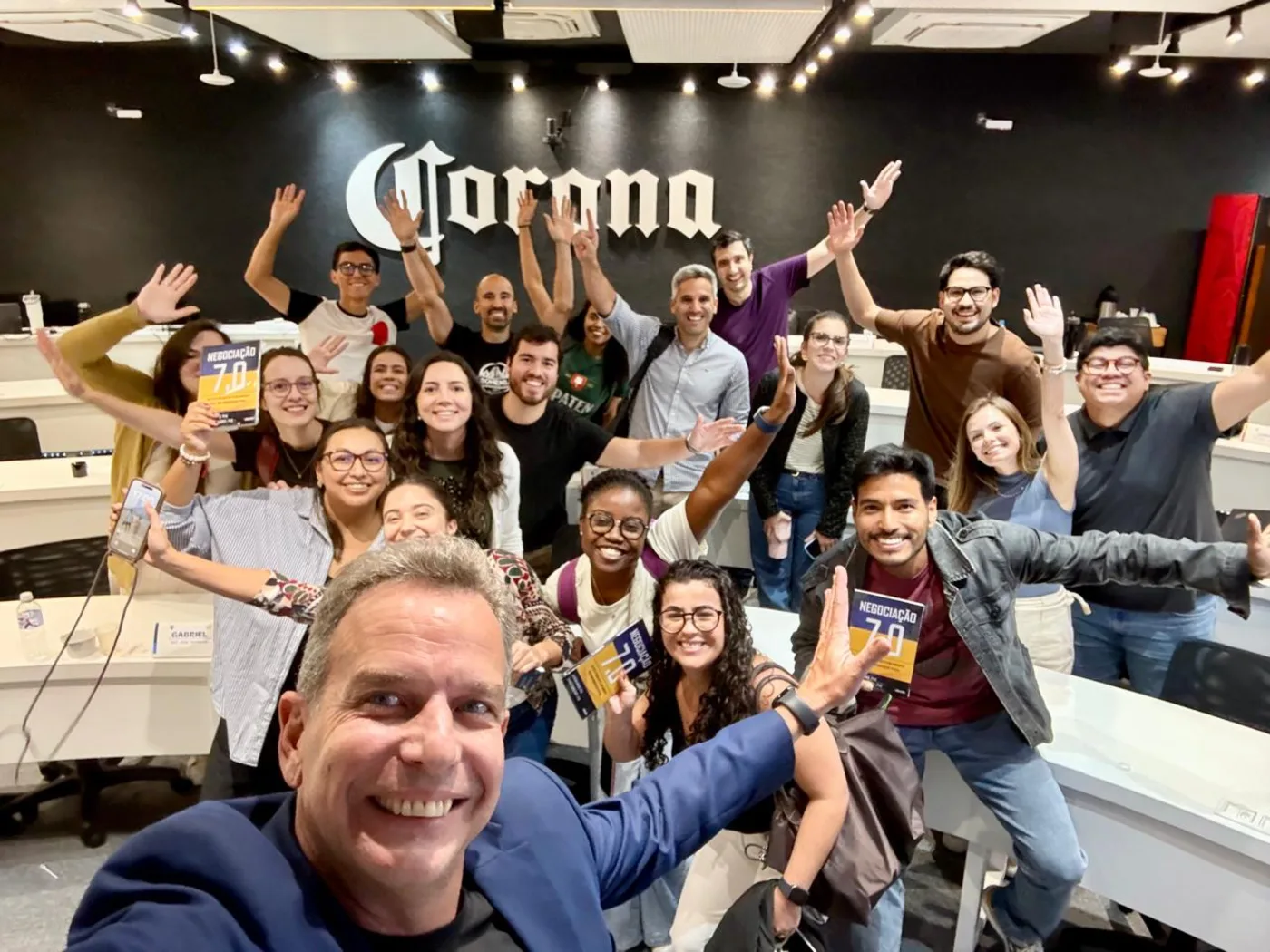 Turma de Negociação 7.0 na Ambev, com os participantes e o livro em mãos.