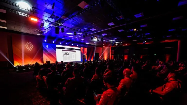 Visão panorâmica do palco e da plateia durante palestra corporativa