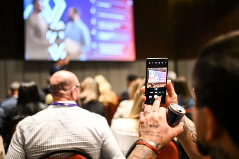 Participante registrando a palestra pelo celular