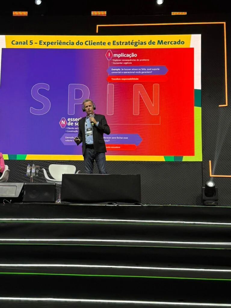 Prof. Alfredo Bravo palestrando sobre a metodologia SPIN Selling