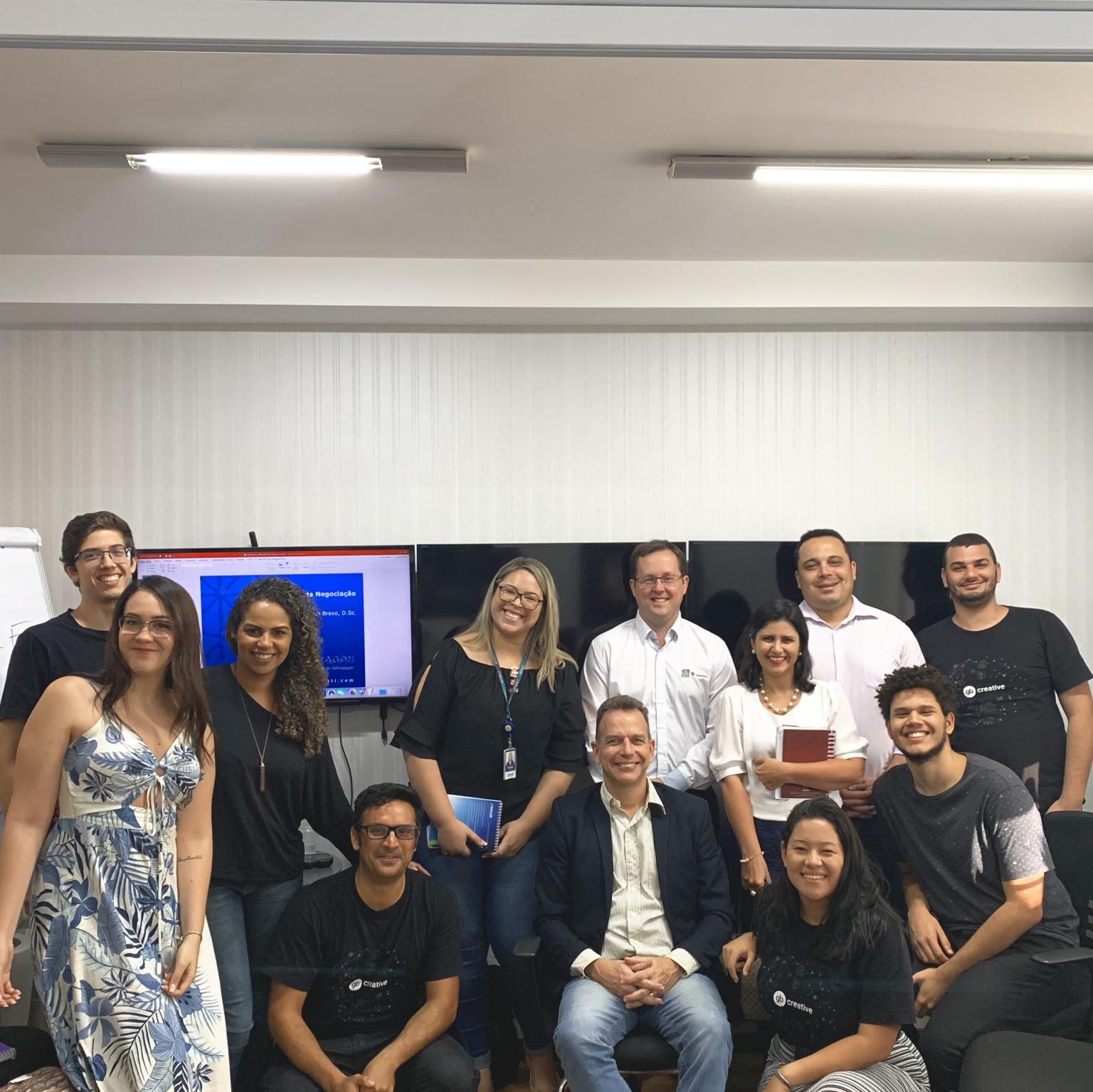 Professor Alfredo Bravo faz palestra sobre negociação na Agência GB Creative em Vitória ES