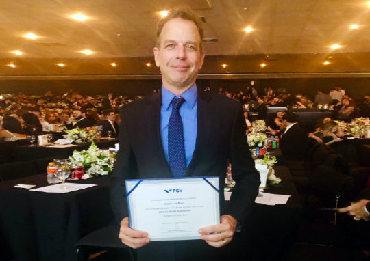 Alfredo Bravo recebendo certificado de excelência da FGV