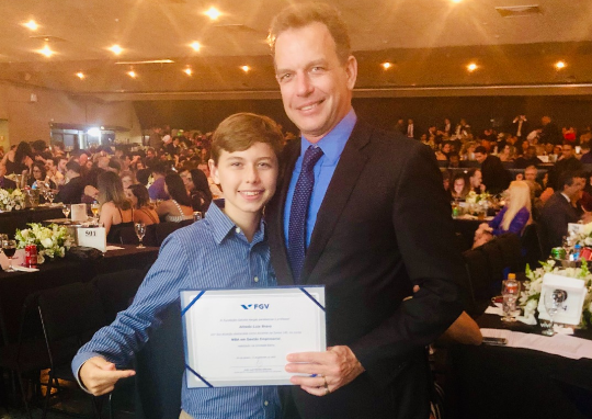 Alfredo Bravo com o filho no evento de premiação da FGV