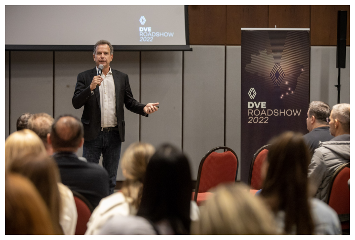 Prof. Alfredo Bravo durante palestra corporativa para grande plateia