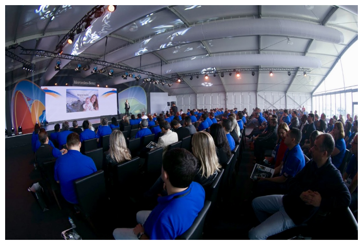Treinamento para equipe Mercedes-Benz em tenda de eventos