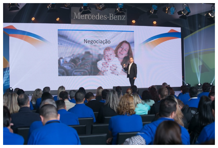 Apresentação sobre negociação no telão do evento Mercedes-Benz