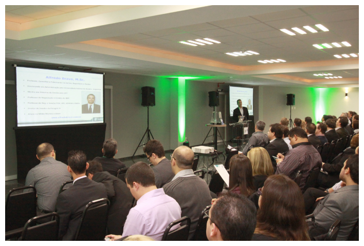 Treinamento corporativo com iluminação verde no palco
