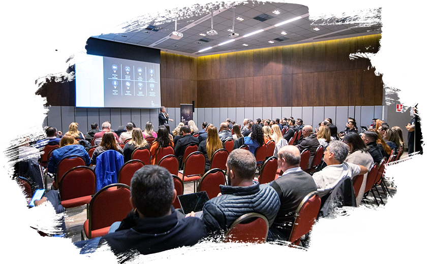 Turma assistindo a uma palestra do Prof. Alfredo Bravo durante um módulo da Universidade Corporativa