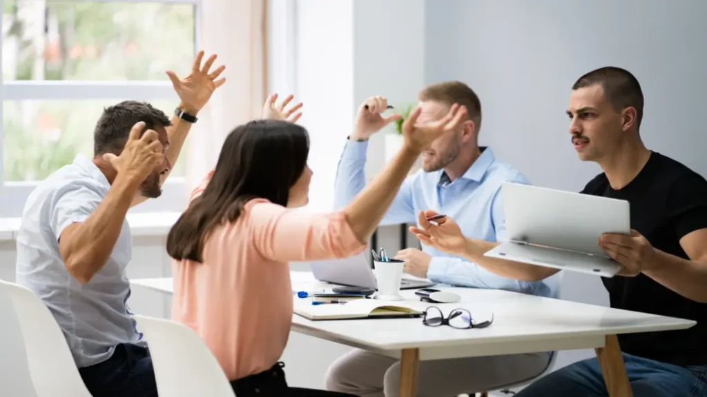 Equipe em ambiente de trabalho enfrentando conflitos 