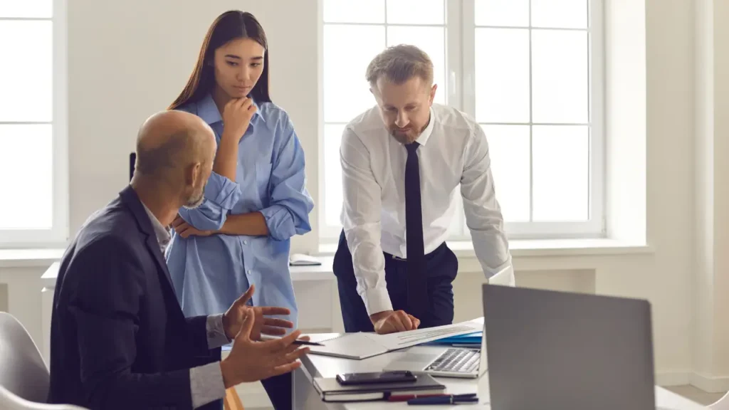 Equipe de trabalho resolvendo problemas