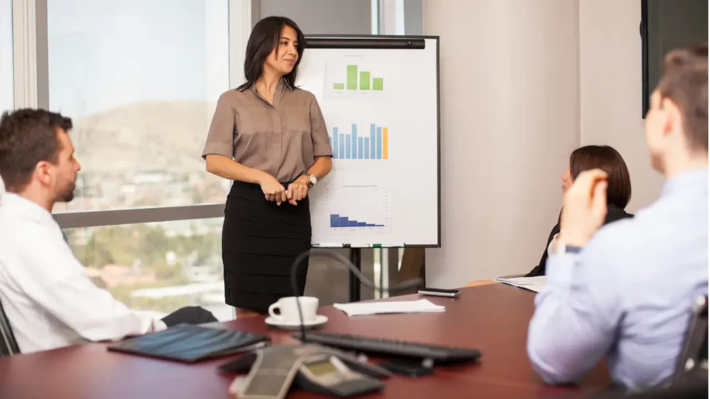 Mulher falando sobre liderança em vendas